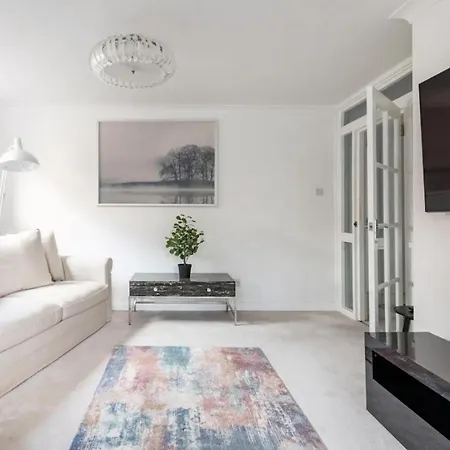 Spacious 1 Bed Apartment With Parking & Balcony!